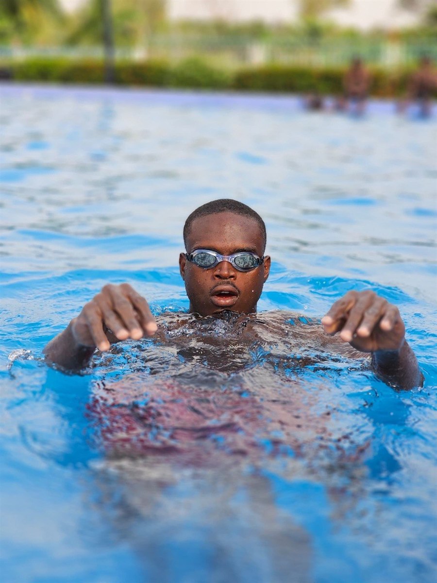 G:Lite Hub swimmer training in the pool with goggles